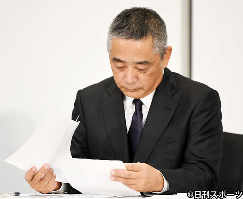 資料に目を通す吉本興業の岡本昭彦社長（撮影・横山健太）