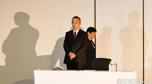 会見の席に着く吉本興業の岡本昭彦社長（左）と藤原寛副社長（撮影・横山健太）