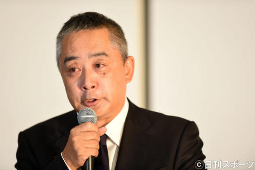 会見で涙を流す吉本興業の岡本昭彦社長（撮影・横山健太）