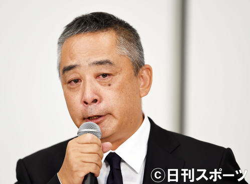 会見で涙を流す吉本興業の岡本昭彦社長（撮影・横山健太）