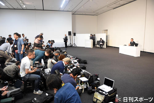 会見開始から3時間が経過し、10分間の休憩時間が設けられる（撮影・横山健太）