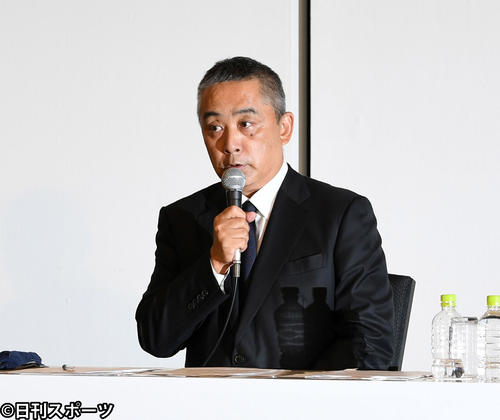 記者からの質問に対応する吉本興業の岡本昭彦社長（撮影・横山健太）