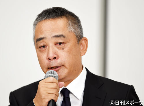 会見で涙を流す吉本興業の岡本昭彦社長（撮影・横山健太）