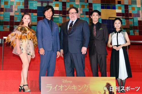 映画「ライオン・キング」ジャパンプレミアで記念撮影する、左からRIRI、江口洋介、ジョン・ファヴロー監督、賀来賢人、門山葉子（撮影・滝沢徹郎）