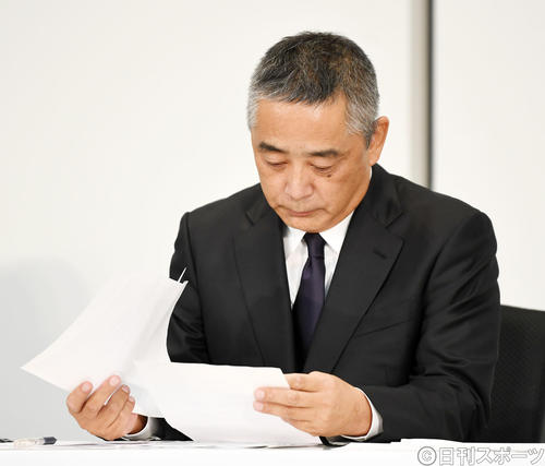資料に目を通す吉本興業の岡本昭彦社長（撮影・横山健太）