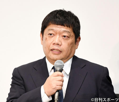 記者からの質問に応える藤原寛副社長（撮影・横山健太）