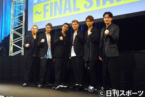 オーディション合格者と写真に納まるDEEPのメンバー。左からYUICHIRO、杉山亮司さん、TAKA、比嘉涼樹さん、宇原雄飛さん、KEISEI（撮影・大友陽平）