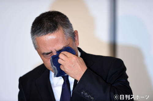 会見で涙を流す吉本興業の岡本昭彦社長（撮影・横山健太）