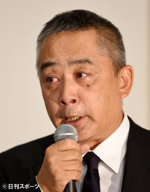 会見で涙を流す吉本興業の岡本昭彦社長（撮影・横山健太）