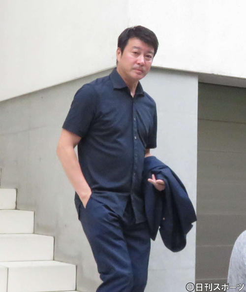 23日、自宅を出て大崎洋会長との面談に向かう加藤浩次