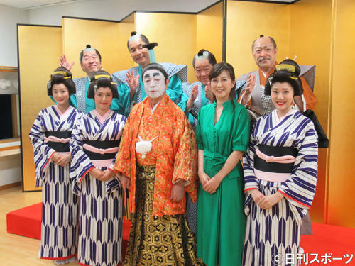 「志村魂」の取材会に登場した前列左から高嶋香帆、磯山さやか、志村けん、森尾由美、麻美ゆま。後列左から寺門ジモン、肥後克広、上島竜兵、桑野信義（撮影・星名希実）