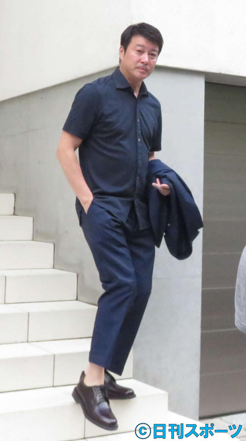 自宅を出て大崎洋会長との面談に向かう加藤浩次（撮影・小林千穂）