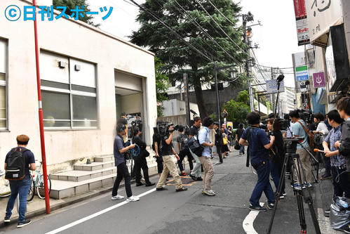 吉本興業東京本部の前には大勢の報道陣が集まった（撮影・柴田隆二）