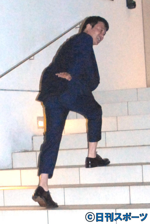 吉本興業の大崎洋会長との会談を終えて帰宅する加藤浩次（撮影・大友陽平）