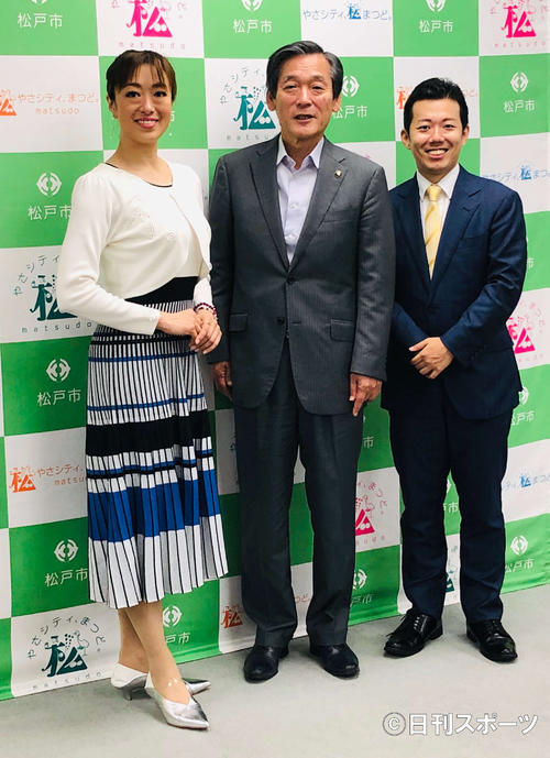 本郷谷健次松戸市長（中）を表敬訪問した、北翔海莉（左）と藤山扇治郎