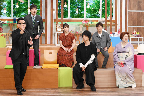 日本テレビ系特番「はじめまして！一番遠い親戚さん」のゲスト。前列左から宮川大輔、斎藤工、IKKO、後列左から羽鳥慎一、吉田沙保里、陣内智則