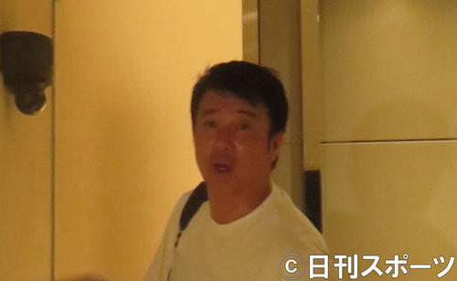24日夜、自宅に戻り取材に応じた加藤浩次