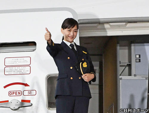 全日空の東京2020オリンピック・パラリンピック開幕1年前イベントにパイロット姿で登場した綾瀬はるか（2019年7月23日撮影）