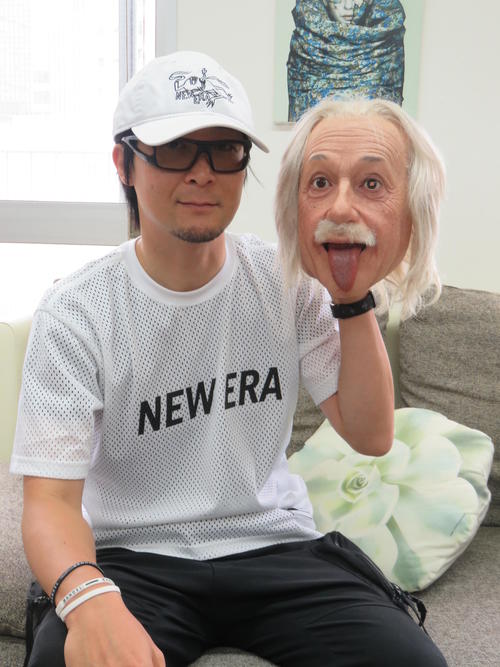 自ら作ったアインシュタイン博士のリアルな顔を手にするAmazing　JIRO氏