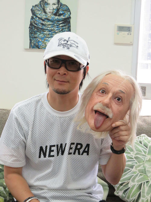自ら作ったアインシュタイン博士のリアルな顔を手にするAmazing　JIRO氏