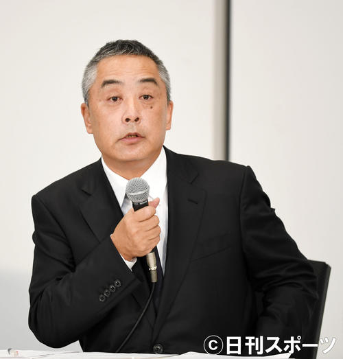 19年7月22日、記者からの質問にこたえる吉本興業の岡本昭彦社長