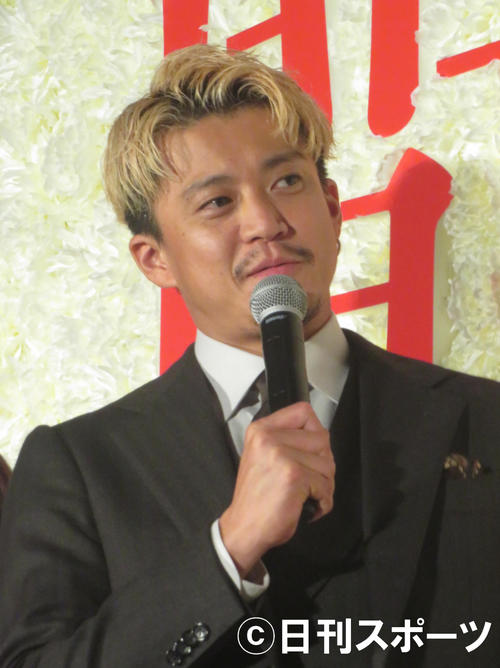 トークする小栗旬
