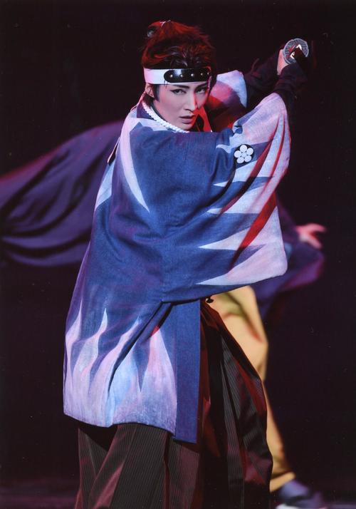 「壬生義士伝」で立ち回りをみせる望海風斗