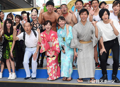 桐谷さん（左から2人目）と笑顔でポーズを決める、日本テレビ新人アナウンサー（前列左3人目から）河出奈都美、杉原凜、大町怜央（撮影・たえ見朱実）