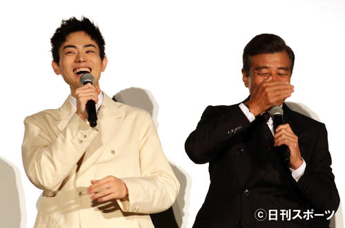 映画「アルキメデスの大戦」舞台あいさつで、「鼻フェチ」であることを告白した菅田将暉（左）の横で思わず鼻をかくす舘ひろし（撮影・浅見桂子）