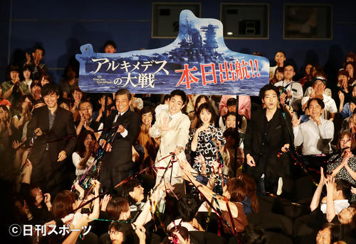 映画「アルキメデスの大戦」舞台あいさつで、ファンに出航をイメージしたテープ投げを披露する、左から山崎貴監督、舘ひろし、菅田将暉、浜辺美波、柄本佑（撮影・浅見桂子）