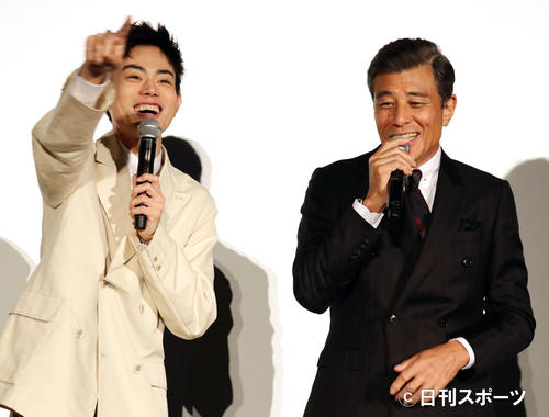 映画「アルキメデスの大戦」舞台あいさつで、牛乳とご飯の関係について同意する菅田将暉（左）と舘ひろし（撮影・浅見桂子）