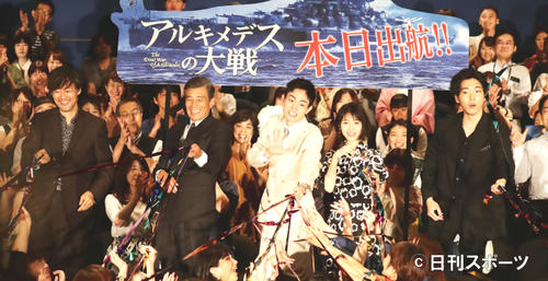 テープ投げを披露する、左から山崎貴監督、舘ひろし、菅田将暉、浜辺美波、柄本佑（撮影・浅見桂子）