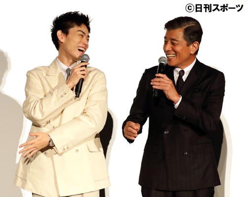 牛乳とご飯の関係について同意する菅田将暉（左）と舘ひろし（撮影・浅見桂子）