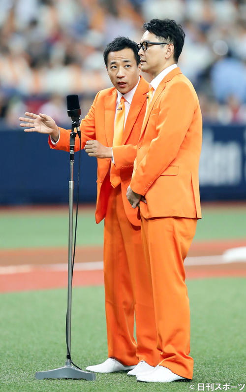 巨人対ヤクルト　試合前、漫才を披露したナイツの2人は「闇営業」「岡本」というワードを出して吉本の騒動を思わせるネタを披露する（2019年7月23日撮影）