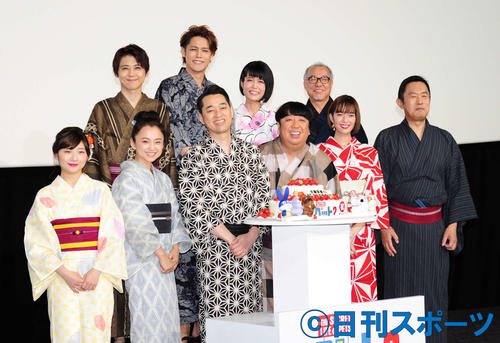アニメ映画「ペット2」の公開記念舞台あいさつを行った佐藤栞里（前列左から5人目）ら（撮影・松本久）