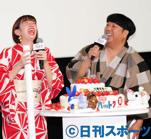 ケーキの登場に笑顔を見せる佐藤栞里とバナナマン日村勇紀（撮影・松本久）