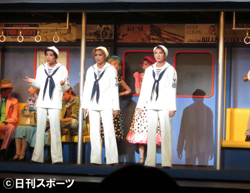 24時間の上陸許可を得て、満喫する作戦を練る水兵役の（左から）鳳月杏、暁千星、珠城りょう（撮影・村上久美子）