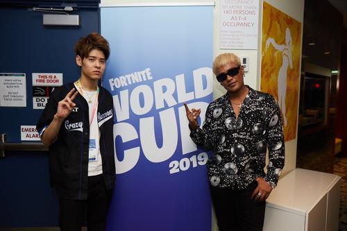 eスポーツの世界大会「Fortnite　World　Cup」に出場した三代目J　SOUL　BROTHERSのELLY（右）とNECOKUN