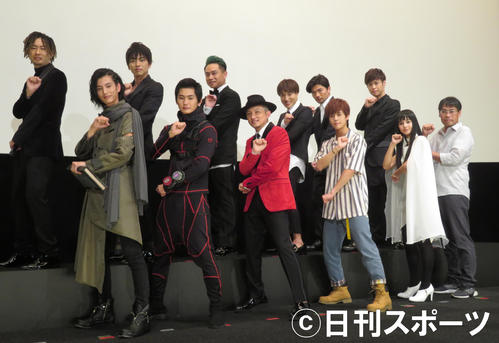 バイーンポーズを決めるDA　PUMPやキャスト陣。前列左から渡辺圭祐、押田岳、ISSA、奥野壮、大幡しえり、田崎竜太監督、後列左からTOMO、KENZO、KIMI、DAICHI、U－YEAH、YORI（撮影・横山慧）