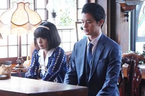 元警視総監の孫娘の橋元エミリ（岸井ゆきの＝左）と見合いをすることになった桜庭和馬（瀬戸康史）（C）フジテレビ