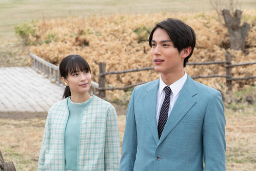 結婚報告のため北海道に来たなつ（広瀬すず）と坂場（中川大志）