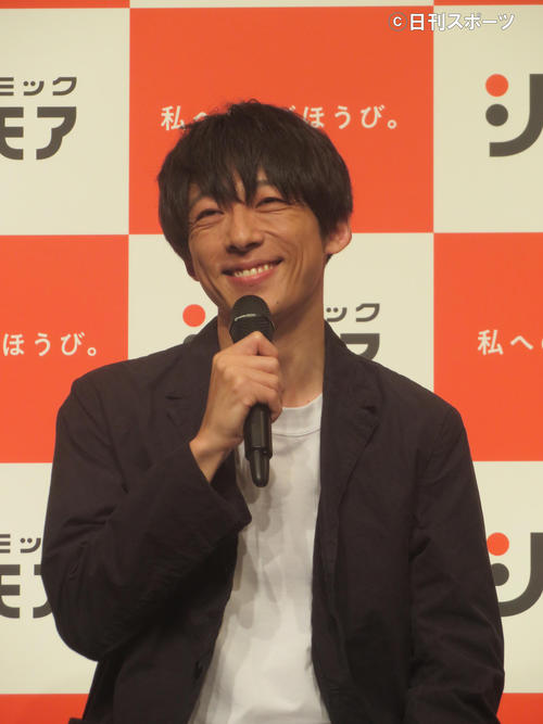 笑顔で話す高橋一生