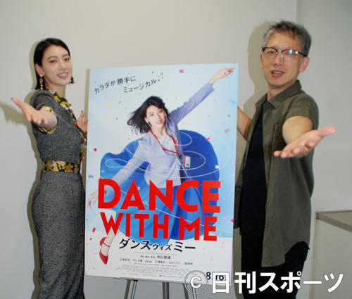 ポーズを決める三吉彩花（左）と矢口史靖監督（撮影・松浦隆司）