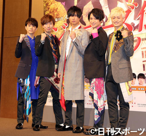 会見に臨んだA．B．C－Z。左から五関晃一、河合郁人、橋本良亮、戸塚祥太、塚田僚一（撮影・大野祥一）