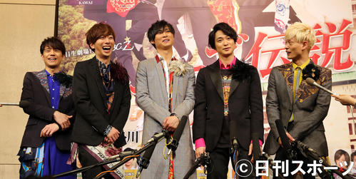 囲み取材に応じるA．B．C－Z。左から五関晃一、河合郁人、橋本良亮、戸塚祥太、塚田僚一（撮影・大野祥一）