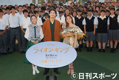左から門山葉子、賀来賢人、RIRI（撮影・松浦隆司）