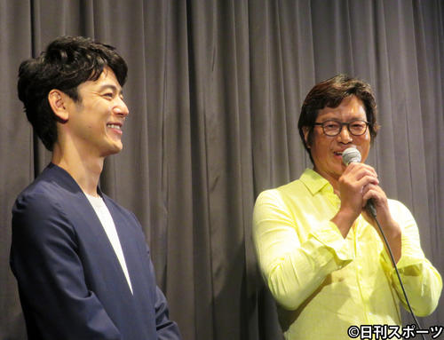 豊川悦司にいじられながらもほほ笑む妻夫木聡（左）（撮影・川田和博）