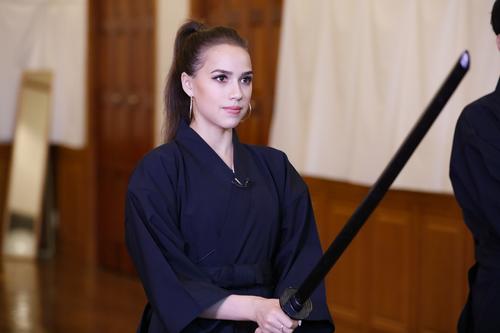 居合斬りに挑戦したザギトワ