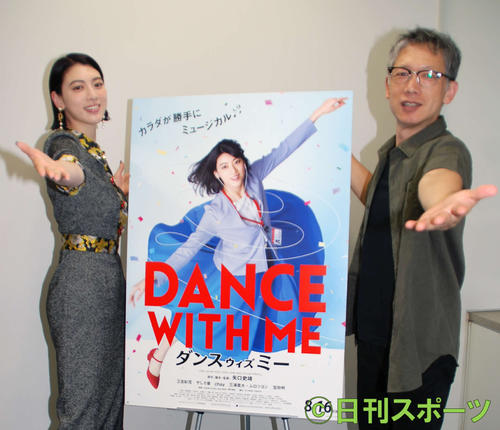 ポーズを決める三吉彩花（左）と矢口史靖監督