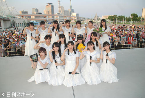 神戸市で新曲発売イベントを行ったSTU48のメンバー（撮影・松浦隆司）